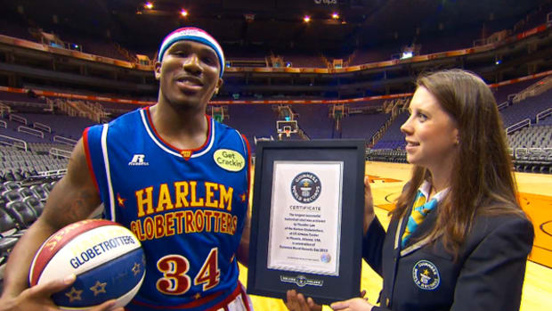 Harlem Globetrotter Sets Guinness World Record for Longest Shot